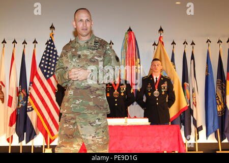 Command Sgt. Maj. Rodney Rhoades, der 21 Theater Sustainment Command älterer Soldat Führer, liefert Erläuterungen während der Sergeant Morales Club Induktion Zeremonie Nov. 12 am Turm Kaserne Theater hier gehalten. Rhoades selbst ist Ehrenmitglied des Vereins und zu den begeisterten Anhängern der Region der Organisation. (Foto: Staff Sgt. Christina J. Turnipseed, 18 Military Police Brigade Public Affairs) Stockfoto