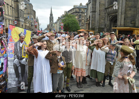 Darsteller auf der Royal Mile in der Altstadt von Edinburgh Stadt fördern ihre Show als Teil des jährlichen Edinburgh Festival Fringe 2018 Stockfoto