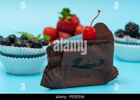 Stück Schokoladenkuchen mit frischen Beeren Törtchen Stockfoto