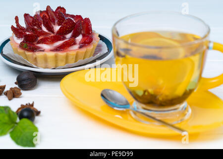 Frisch gebackene Erdbeeren und Sahne Törtchen Stockfoto