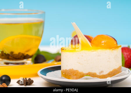 Cremige Mousse Cake, überlagert mit Frucht topping Stockfoto