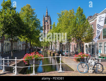 Blick auf den Kanal in Richtung der schiefe Turm der historischen des 14. Jahrhunderts Oude Kerk (Alte Kirche), Delft, Groningen (Holland), Niederlande Stockfoto
