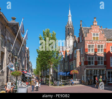 Delft Altstadt mit Blick auf die Spitze des Historischen des 15. Jahrhunderts Nieuwe Kerk (Neue Kirche), Voldersgracht, Delft, Groningen (Holland), Ne Stockfoto