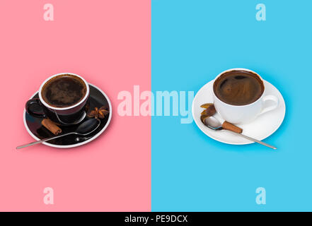 Studio shot hohen Betrachtungswinkel von zwei Tassen Espresso Kaffee auf einem geteilten verschiedenen farbigen Hintergrund diente als Konzept für Dating, Romantik und Stockfoto