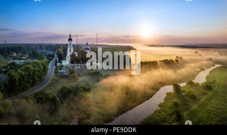 Nebliger Sonnenaufgang über Filippovskoe Sherna Fluss im Dorf, Vladimir oblast, Russland Stockfoto