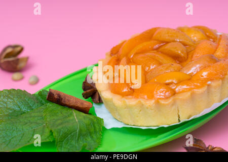 Frisch gebackene Tarte mit Aprikosen und Rahm Stockfoto