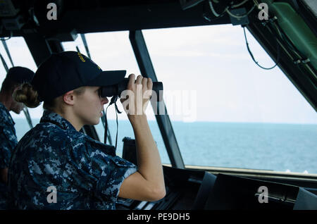 SIHANOUKVILLE, Kambodscha - (Nov. 15, 2015) - Lt j.g Clare Lyons Uhren für Kontakte auf der Brücke an Bord der USS Fort Worth (LCS 3) als Fort Worth in Sihanoukville, Kambodscha für die Zusammenarbeit flott Bereitschaft und Weiterbildung (Karat), Kambodscha 2015 eintrifft. CARAT ist eine Reihe von jährlichen, bilaterale Seeverkehrsabkommen zwischen der US Navy, US Marine Corps und der bewaffneten Kräfte der neun Partner Nationen Bangladesch, Brunei, Kambodscha, Indonesien, Malaysia, den Philippinen, Singapur, Thailand, und Timor-Leste. (U.S. Marine Foto von Mass Communication Specialist 2. Klasse Antonio Turretto Ramos/Freigegeben) Stockfoto