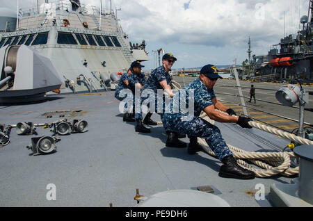 SIHANOUKVILLE, Kambodscha - (Nov. 15, 2015) - USS Fort Worth (LCS 3) kommt in Sihanoukville, Kambodscha, für die Zusammenarbeit flott Bereitschaft und Weiterbildung (Karat), Kambodscha 2015. CARAT ist eine Reihe von jährlichen, bilaterale Seeverkehrsabkommen zwischen der US Navy, US Marine Corps und der bewaffneten Kräfte der neun Partner Nationen Bangladesch, Brunei, Kambodscha, Indonesien, Malaysia, den Philippinen, Singapur, Thailand, und Timor-Leste. (U.S. Marine Foto von Mass Communication Specialist 2. Klasse Antonio Turretto Ramos/Freigegeben) Stockfoto