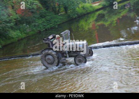 Lassen Sie den Traktor laufen sieht, Traktoren und andere Fahrzeuge im Konvoi den Fluss überqueren, als Sie in Ripon Stadtzentrum entfernt von Newby Hall North Yorks Kopf. Stockfoto