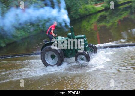 Lassen Sie den Traktor laufen sieht, Traktoren und andere Fahrzeuge im Konvoi den Fluss überqueren, als Sie in Ripon Stadtzentrum entfernt von Newby Hall North Yorks Kopf. Stockfoto