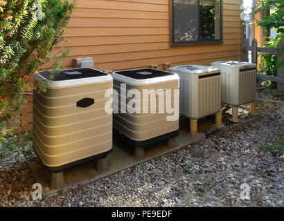 Klimaanlage Einheiten außerhalb einer Wohnung Komplex Stockfoto