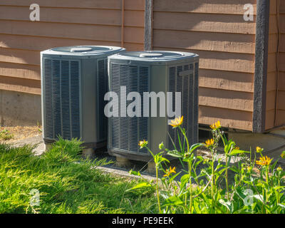 Klimaanlage Einheiten außerhalb einer Wohnung Komplex Stockfoto