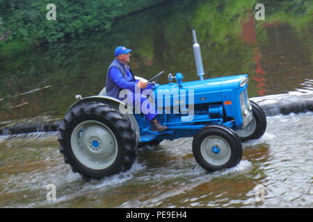 Lassen Sie den Traktor laufen sieht, Traktoren und andere Fahrzeuge im Konvoi den Fluss überqueren, als Sie in Ripon Stadtzentrum entfernt von Newby Hall North Yorks Kopf. Stockfoto