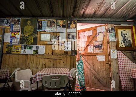 Die Wand von einem Guachinche Bar, Restaurant, mit Franco paraphanelia, Fotos und Kalender eingerichtet, Valle Grande, Anaga, Teneriffa, Kanarische Inseln, Stockfoto