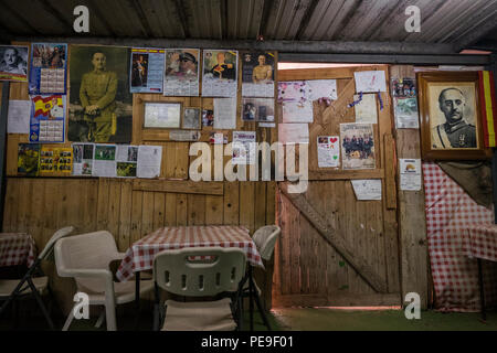 Die Wand von einem Guachinche Bar, Restaurant, mit Franco paraphanelia, Fotos und Kalender eingerichtet, Valle Grande, Anaga, Teneriffa, Kanarische Inseln, Stockfoto