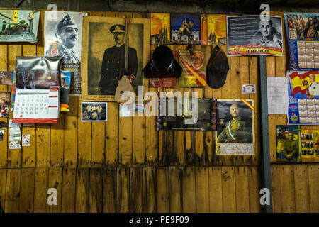 Die Wand von einem Guachinche Bar, Restaurant, mit Franco paraphanelia, Fotos und Kalender eingerichtet, Valle Grande, Anaga, Teneriffa, Kanarische Inseln, Stockfoto