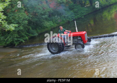 Lassen Sie den Traktor laufen sieht, Traktoren und andere Fahrzeuge im Konvoi den Fluss überqueren, als Sie in Ripon Stadtzentrum entfernt von Newby Hall North Yorks Kopf. Stockfoto