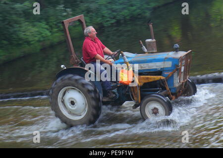 Lassen Sie den Traktor laufen sieht, Traktoren und andere Fahrzeuge im Konvoi den Fluss überqueren, als Sie in Ripon Stadtzentrum entfernt von Newby Hall North Yorks Kopf. Stockfoto