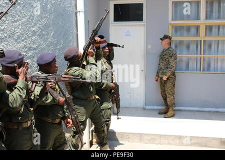 Us-Marines trainieren Angolas Fuzileiros Operaçües Especiais Marines, 7. Oktober, im Zimmer - clearing Techniken in Lobito, Angola. Die Ausbildung kam auf Antrag der US-Seestreitkräfte Afrika und der britischen Royal Navy NAVAF in Afrika Partnerschaft Station Missionen in den Golf von Guinea. Fünf US-Marines und einem U.S. Navy sailor von special-purpose Marine Air-Ground Task Force Krise Response-Africa nahmen an der Ausbildung, neben der britischen Royal Marine Commando Gegenstücke, die auch besuchen, Board, Durchsuchung und Beschlagnahme (VBSS), sofortige Maßnahmen Bohrer, patrouillieren, Waffen Handling, marksm enthalten Stockfoto