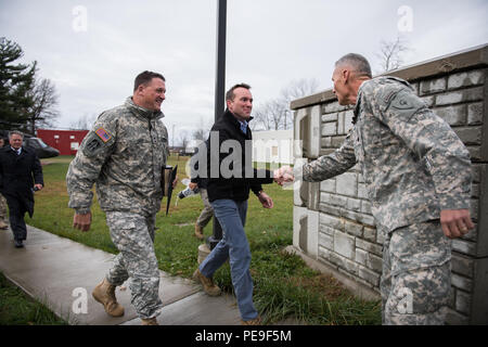 Amtierende Sekretär der Armee Eric Fanning visits Camp Atterbury und Muscatatuck, 07.11.17. Herr Fanning bereisten beide Einrichtungen und besuchte mit Soldaten der 29 Infanterie Division, von der Virginia National Guard während ihrer Warfighter Übung 16.2. Stockfoto