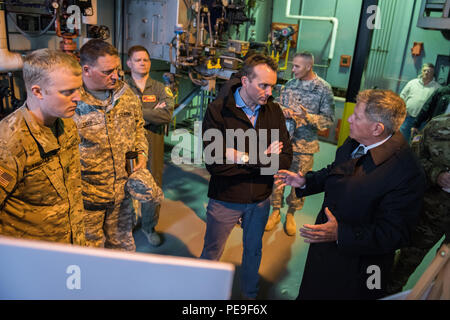 Amtierende Sekretär der Armee Eric Fanning visits Camp Atterbury und Muscatatuck Nov. 17. Fanning beide Einrichtungen tourte und besuchte mit Soldaten der 29 Infanterie Division, von der Virginia National Guard während ihrer Warfighter Übung 16.2. Stockfoto