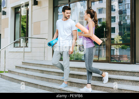 Freudige nettes Paar miteinander sprechen Stockfoto