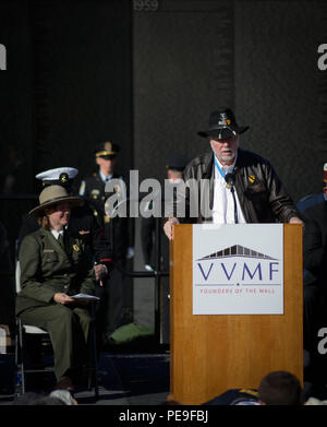 Ehrenmedaille Empfänger pensionierten Oberst Bruce Crandall spricht an der Vietnam War Memorial während einer Zeremonie am Veterans Day 2015. Dieses Jahr markiert den 50. Jahrestag der Schlacht von Ia Drang Valley, das Crandall und andere 1.Kavallerie Division Veteranen an einer Wiedervereinigung Bankett auf 14.11.2015, gedacht. (U.S. Armee Foto: Staff Sgt. Bryce S. Dubee, 1.Cav. Div. Public Affairs) Stockfoto