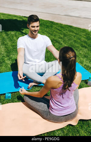 Schön schöner Mann an seinem yoga Partner suchen Stockfoto