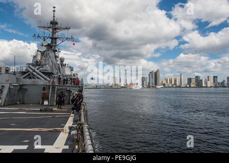 151116-N-XM 324-119 MANILA, Philippinen (Nov. 16, 2015) Der Arleigh-burke-Klasse geführte Anti-raketen-Zerstörer USS Fitzgerald (DDG62) kommt in Manila. Fitzgerald ist auf Patrouille in der Siebten Flotte, der zur Unterstützung der Sicherheit und Stabilität in der Indo-Asia - Pazifik. (U.S. Marine Foto von Mass Communication Specialist 3. Klasse Patrick Dionne/Freigegeben) Stockfoto