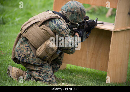 Us-Marines mit Golf Company, 2.Bataillon, 23 Marine Regiment, 4 Marine Division, Marine Reserve, die Ziele für die M-16 und M-4 service Gewehre neben Partner Nationen während UNITAS Amphibischen 2015 Ilha do Governador, Brasilien, Nov. 17, 2015. Übungen wie UNITAS Amphib zusammen bringen Länder der westlichen Hemisphäre zu Wissen und Taktiken austauschen. So können wir uns effektiver Partnerschaften aufzubauen, so dass wir bereit sind, auf Notfälle zu reagieren. (Foto von US Marine Lance Cpl. Ricardo Davila / freigegeben) Stockfoto