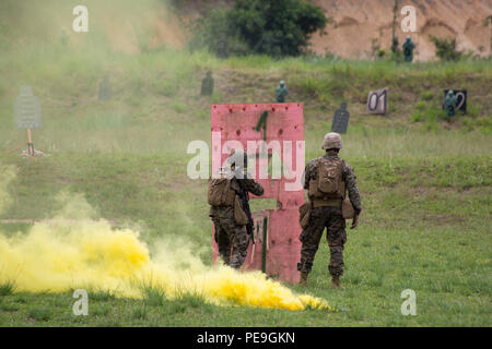 Us-Marines mit Golf Company, 2.Bataillon, 23 Marine Regiment, 4 Marine Division, Marine Reserve, nehmen sie teil an einer freundlichen Schießstand Wettbewerb unter den Partnerstaaten bei der UNITAS Amphibischen 2015 Ilha do Governador, Brasilien, Nov. 17, 2015. Übungen wie UNITAS Amphib zusammen bringen Länder der westlichen Hemisphäre zu Wissen und Taktiken austauschen. So können wir uns effektiver Partnerschaften aufzubauen, so dass wir bereit sind, auf Notfälle zu reagieren. (Foto von US Marine Lance Cpl. Ricardo Davila / freigegeben) Stockfoto