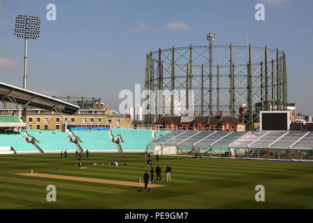 Spieler warm up auf dem outfield vor Surrey CCC vs Middlesex CCC, Freundschaftliches Spiel Cricket am Kia Oval am 22. März 2016 Stockfoto