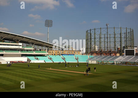 Spieler warm up auf dem outfield vor Surrey CCC vs Middlesex CCC, Freundschaftliches Spiel Cricket am Kia Oval am 22. März 2016 Stockfoto