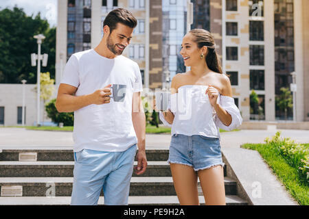 Schönes glückliches Paar in Kaffee Stockfoto