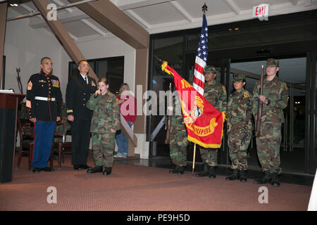 Mitglieder der Mojave Vipern Junge Marines, die Farben und die Nationalhymne während der 2. jährlichen Militär Kids Birthday Bash im Offiziersklub, Nov. 17, 2015 singen. (Offizielle Marine Corps Fotos von Lance Cpl. Thomas Mudd/Freigegeben) Stockfoto