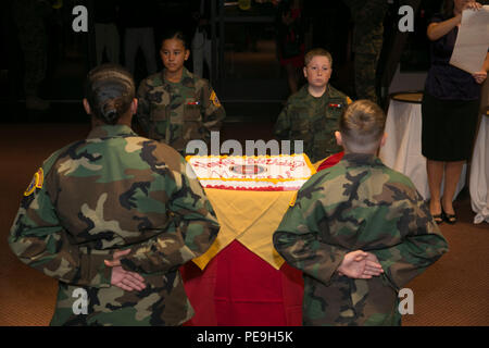 Mitglieder der Mojave Vipern Junge Marines dienen als Kuchen Escorts für das 2. jährliche Militär Kids Birthday Bash im Offiziersklub, Nov. 17, 2015. (Offizielle Marine Corps Foto von Lance Cpl. Thomas Mudd/Freigegeben) Stockfoto