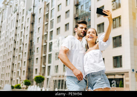 Frohes glückliches Paar selfies unter Stockfoto