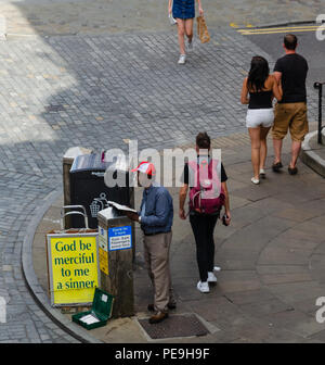 Chester, UK: Aug 6, 2018: Ein biblischer Prediger stand auf dem Bürgersteig, als Menschen gehen an ihm vorbei. Stockfoto