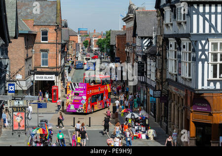 Chester, UK: Aug 6, 2018: Allgemeine Szene der Haupteinkaufsstraßen in Chester mit vielen Shopper, Touristen und eine Stadtbesichtigung Doppeldecker Bus. C Stockfoto