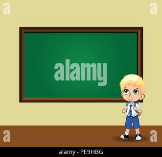 Cute Schuljunge mit großen grünen anime Augen tragen Uniform mit Rucksack stand in der Nähe der Tafel mit leere Raum für Text auf Klassenzimmer Hintergrund Stock Vektor