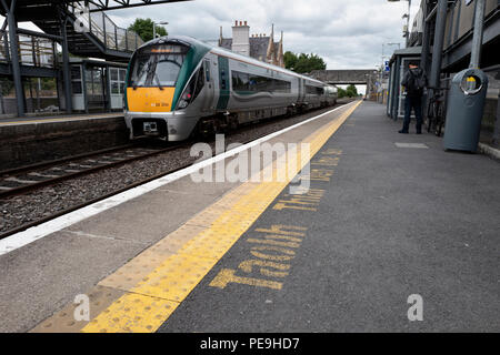 Moderne Zug am Sallins Bahnhof in der Grafschaft Kildare, Irland Stockfoto