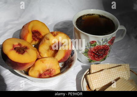 Gesundes Frühstück reif süß Pfirsich, Grüner Tee, milchig Waffel für gute Laune Stockfoto