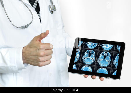 Künstliche Intelligenz in smart Healthcare Hospital Technologie Konzept. Professionelle Arzt AI biomedizinische Algorithmus erkennt Gehirn Pneumonie und Ca Stockfoto