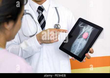 Künstliche Intelligenz in smart Healthcare Hospital Technologie Konzept. Professionelle Arzt AI biomedizinische Algorithmus erkennt erweiterten Herzkrankheit Stockfoto