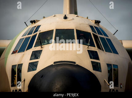 Israelische Aircrew Mitglieder durch Preflight Wartung auf eine israelische Hercules C-130 Flugzeugen während der Übung Southern Strike 16 im Gulfport Combat Readiness Training Center, Fräulein, Okt. 26, 2015. Übung Southern Strike 16 ist eine Gesamtkraft, multi-Service Training übung, Luft-Luft-, Luft-Boden- und Sondereinsatzkräfte Ausbildung betont. (U.S. Air Force Foto: Staff Sgt. Marianique Santos/Freigegeben) Stockfoto