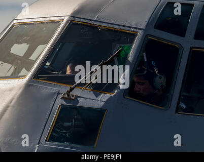 Israelische Aircrew Mitglieder durch Preflight Wartung auf eine israelische Hercules C-130 Flugzeugen während der Übung Southern Strike 16 im Gulfport Combat Readiness Training Center, Fräulein, Okt. 26, 2015. Übung Southern Strike 16 ist eine Gesamtkraft, multi-Service Training übung, Luft-Luft-, Luft-Boden- und Sondereinsatzkräfte Ausbildung betont. (U.S. Air Force Foto: Staff Sgt. Marianique Santos/Freigegeben) Stockfoto