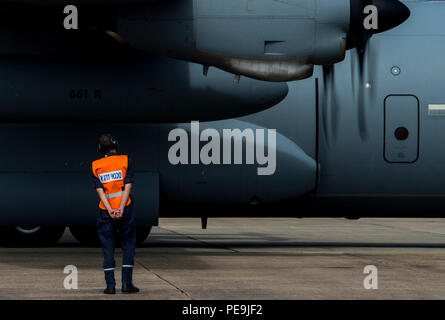 Ein israelischer aircrew Mitglied führt Preflight Wartung auf eine israelische Hercules C-130 Flugzeugen während der Übung Southern Strike 16 im Gulfport Combat Readiness Training Center, Fräulein, Okt. 26, 2015. Übung Southern Strike 16 ist eine Gesamtkraft, multi-Service Training übung, Luft-Luft-, Luft-Boden- und Sondereinsatzkräfte Ausbildung betont. (U.S. Air Force Foto: Staff Sgt. Marianique Santos/Freigegeben) Stockfoto