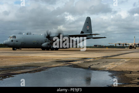 Israelische C-130 Herkules Flugzeug Taxi auf dem Flug Linie während der Übung Southern Strike 16 im Gulfport Combat Readiness Training Center, Fräulein, Okt. 26, 2015. Übung Southern Strike 16 ist eine Gesamtkraft, multi-Service Training übung, Luft-Luft-, Luft-Boden- und Sondereinsatzkräfte Ausbildung betont. (U.S. Air Force Foto: Staff Sgt. Marianique Santos/Freigegeben) Stockfoto