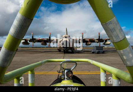 Israelische Aircrew Mitglieder durch Preflight Wartung auf eine israelische Hercules C-130 Flugzeugen während der Übung Southern Strike 16 im Gulfport Combat Readiness Training Center, Fräulein, Okt. 26, 2015. Übung Southern Strike 16 ist eine Gesamtkraft, multi-Service Training übung, Luft-Luft-, Luft-Boden- und Sondereinsatzkräfte Ausbildung betont. (U.S. Air Force Foto: Staff Sgt. Marianique Santos/Freigegeben) Stockfoto