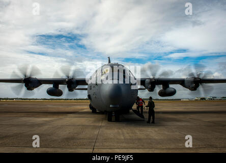 Israelische Aircrew Mitglieder durch Preflight Inspektionen auf eine israelische Hercules C-130 Flugzeugen während der Übung Southern Strike 16 im Gulfport Combat Readiness Training Center, Fräulein, Okt. 26, 2015. Übung Southern Strike 16 ist eine Gesamtkraft, multi-Service Training übung, Luft-Luft-, Luft-Boden- und Sondereinsatzkräfte Ausbildung betont. (U.S. Air Force Foto: Staff Sgt. Marianique Santos/Freigegeben) Stockfoto